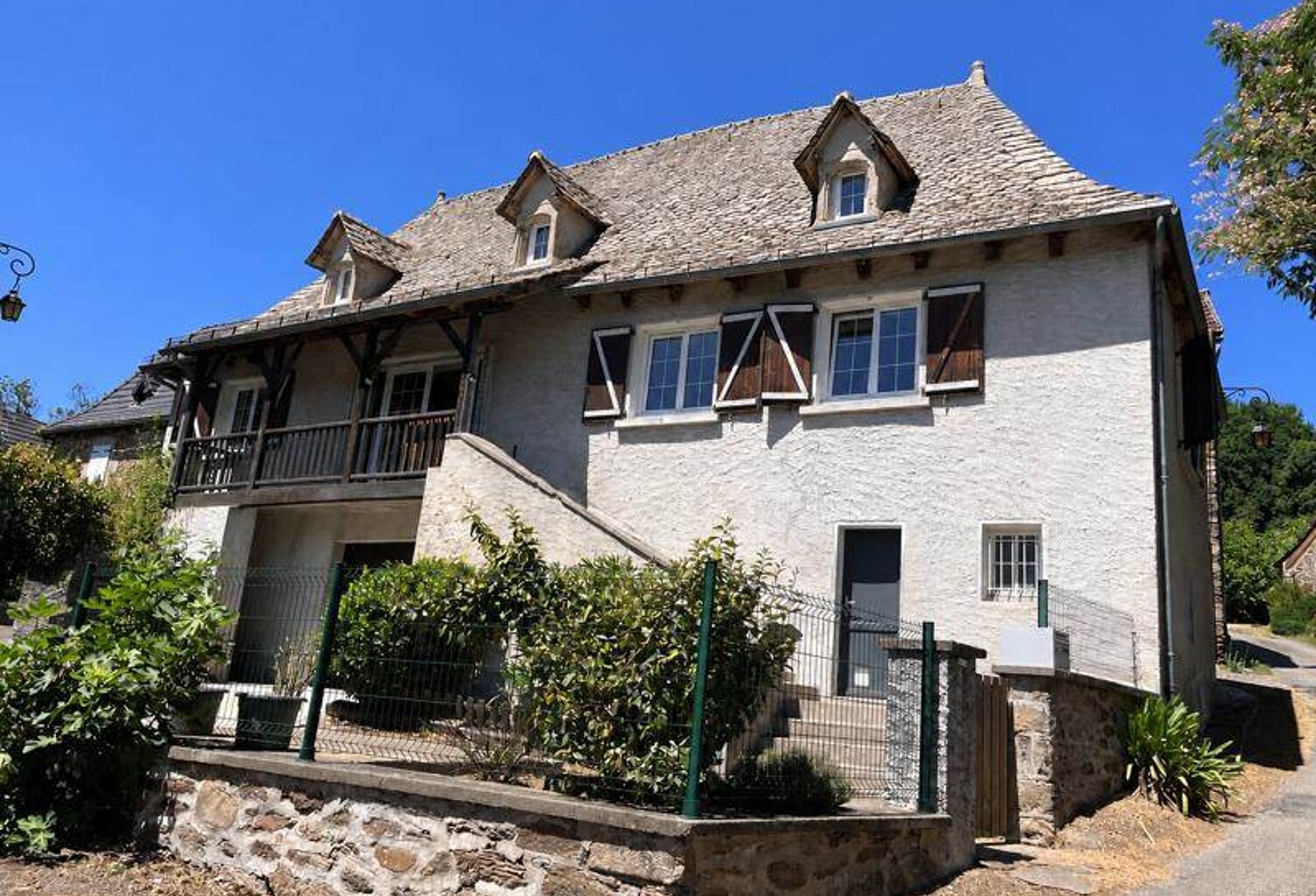Maison en pierre de 4 pièces principales — photo 1