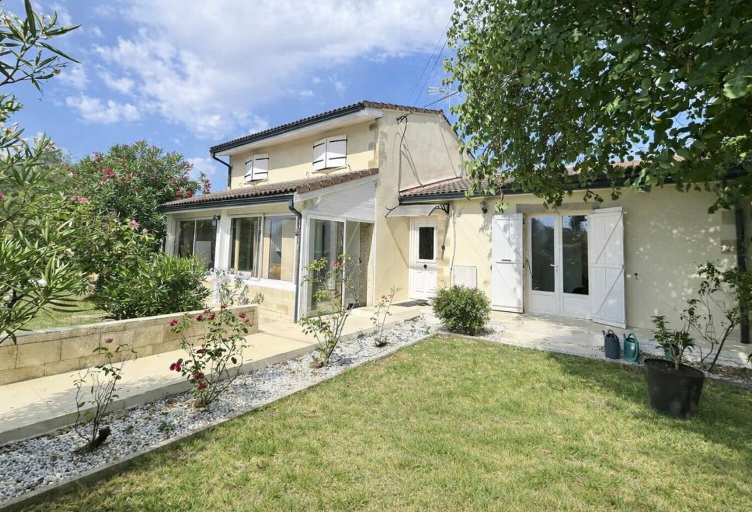 Au calme à Saint-André de Cubzac dans un quartier résidentiel, maison de 115 m2 sur un terrain d'environ 1001 m2 - Piscinable - Jardin arboré - Cabanon — photo 1