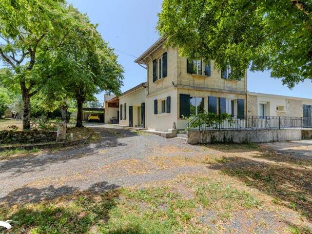 Maison en pierre de 8 pièces principales — photo du bien