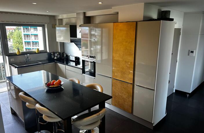 Exceptionnel à Roanne : 167 m² traversants, trois balcons, deux garages et aucun travaux à prévoir — photo 3