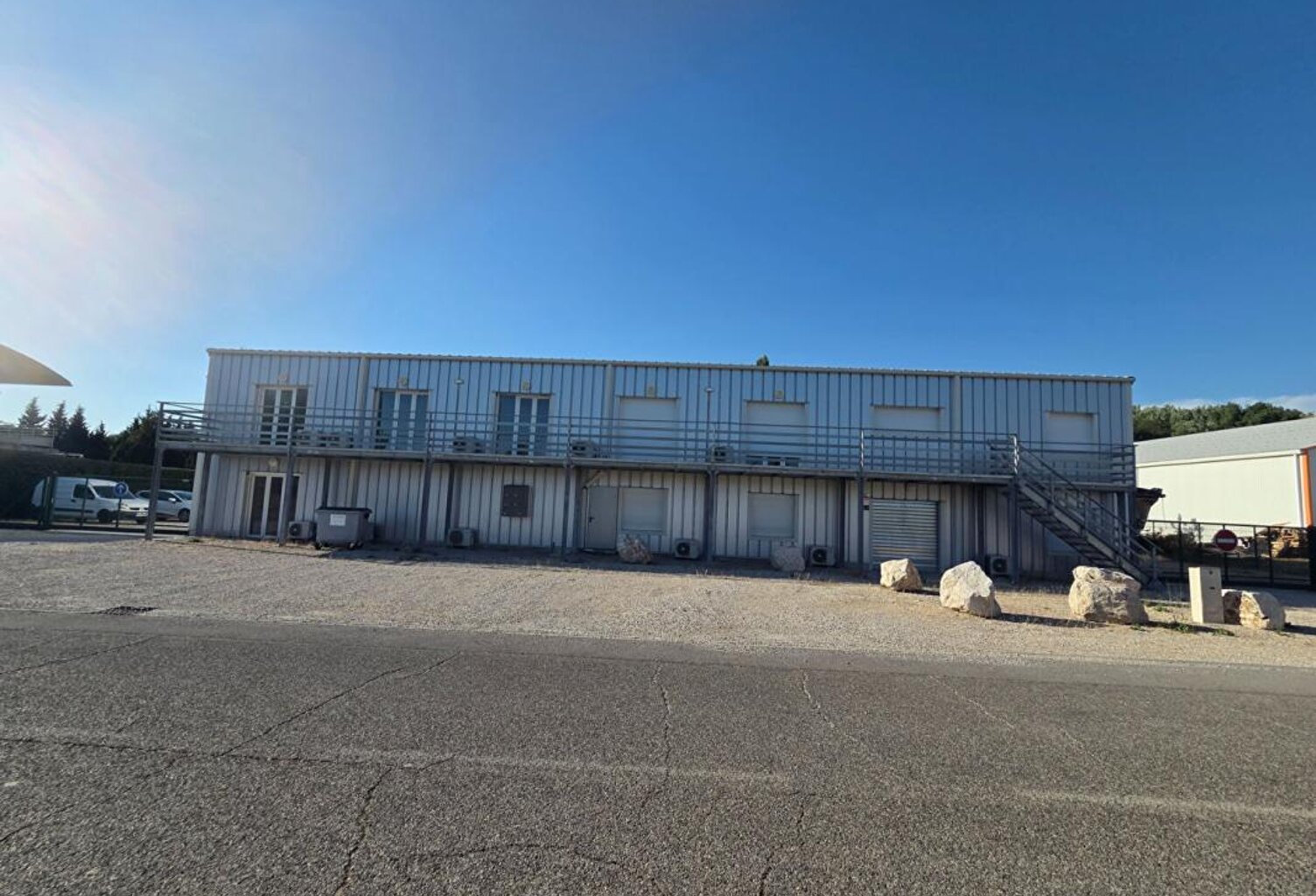 ROUSSET Bâtiment industriel avec bureaux — photo 1