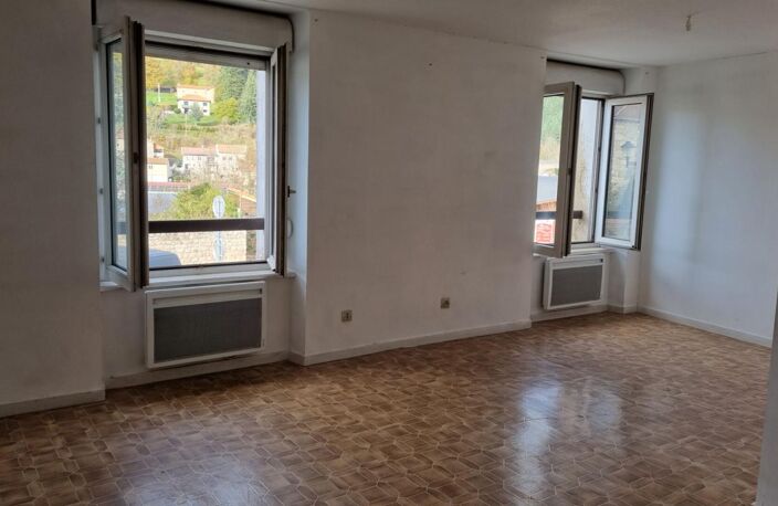 SOUS COMPROMIS Dunières Centre 43220 immeuble pas de porte, trois appartements — photo 2
