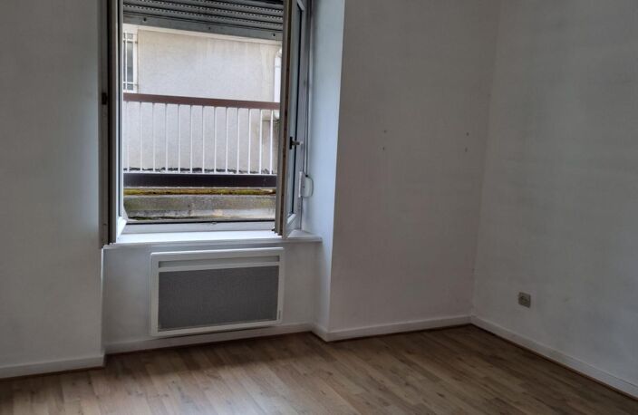 SOUS COMPROMIS Dunières Centre 43220 immeuble pas de porte, trois appartements — photo 4
