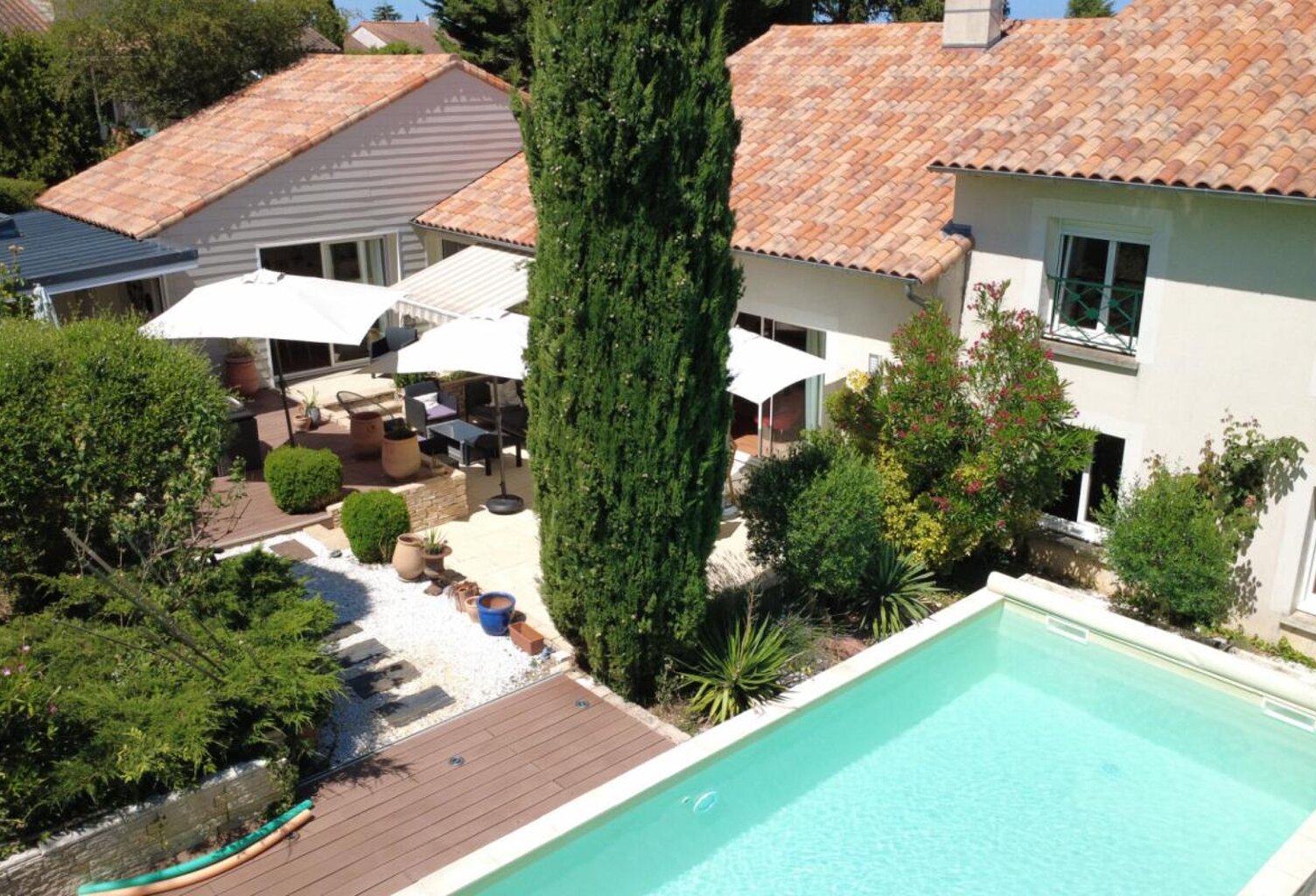Maison à St Benoit de 245 m2 , 5 chambres, double sejour , jardin, piscine, garage — photo 1