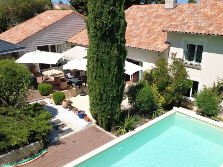 Maison à St Benoit de 245 m2 , 5 chambres, double sejour , jardin, piscine, garage — photo 1