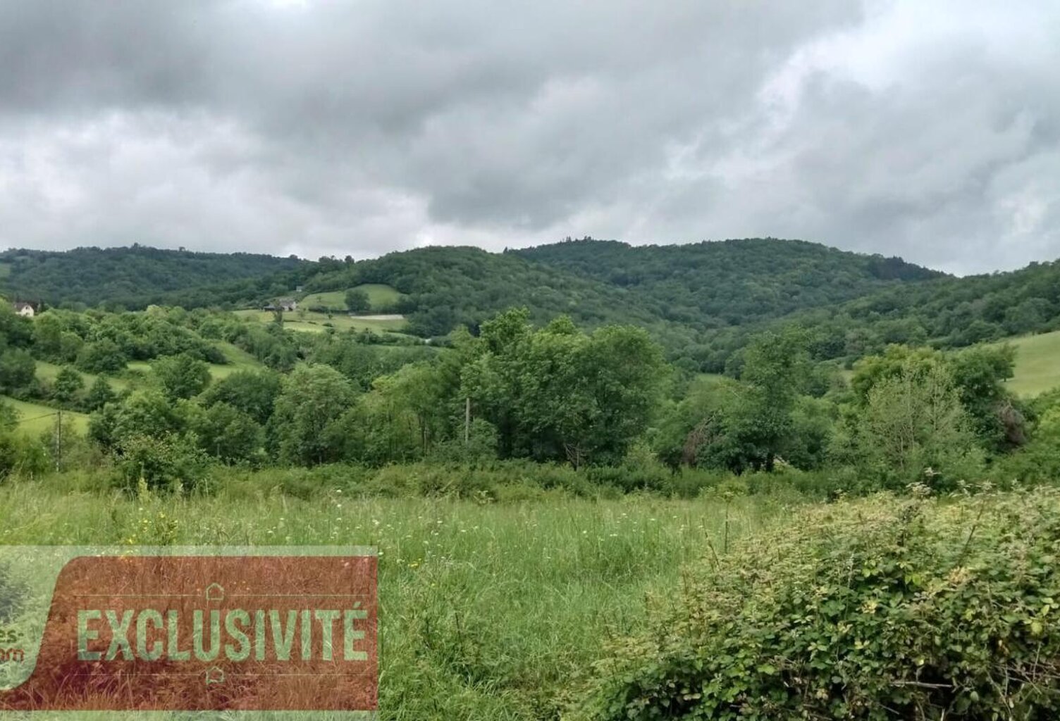 Terrain constructible de 2 750 m² à Lanteuil . Cadre calme et verdoyant — photo 1