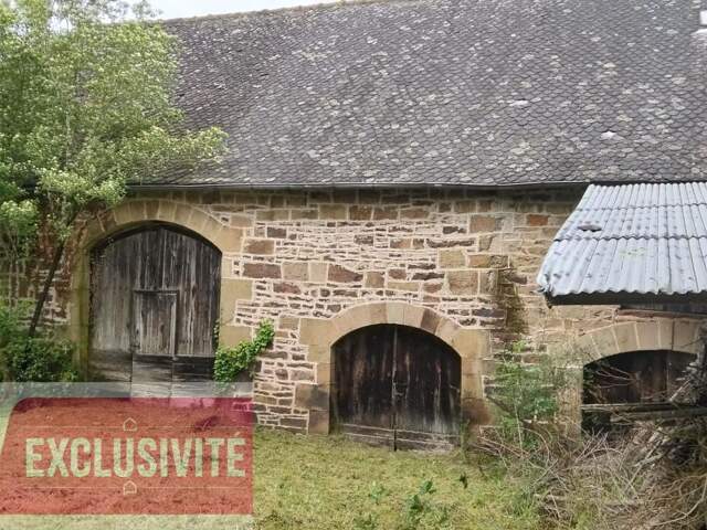 Lanteuil. Grange en pierres avec vue dégagée et plus de 2600 m2 de terrain — photo du bien