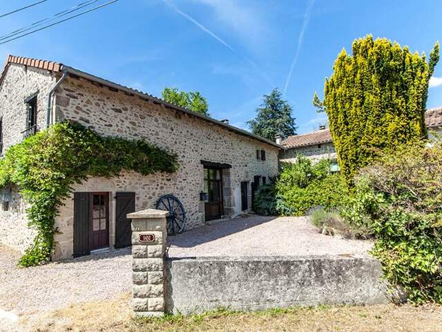 Maison en pierre de 7 pièces principales — photo du bien
