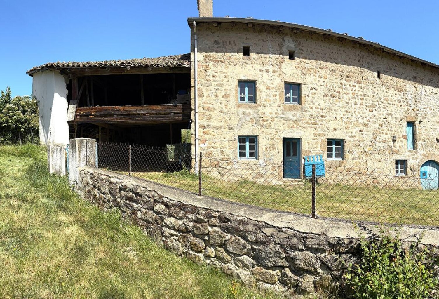 SAINT ANTHEME 63660 Fermette en pierre à rénover 110 m² au sol sur 1000m² de terrain — photo 1