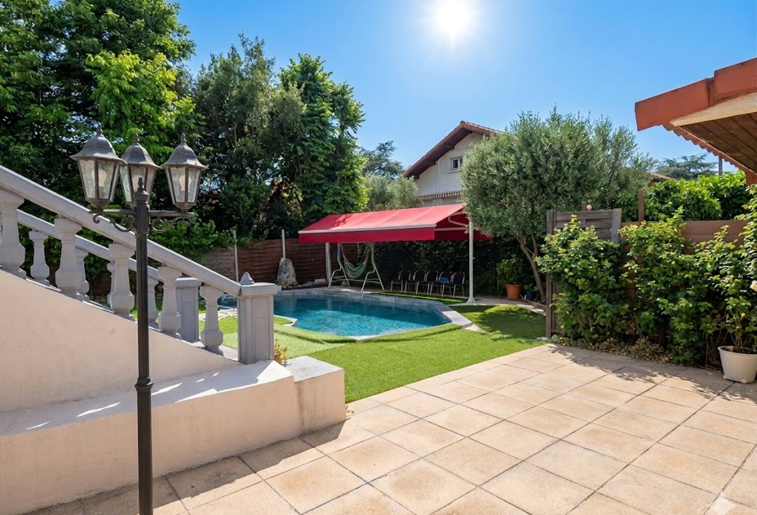 Coup de coeur : Villa familiale d'exception de 210m² - 5 chambres - Piscine -et jardin - Bron Les Genets — photo 1