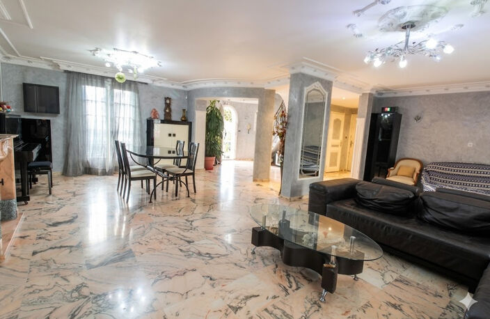 Coup de coeur : Villa familiale d'exception de 210m² - 5 chambres - Piscine -et jardin - Bron Les Genets — photo 3