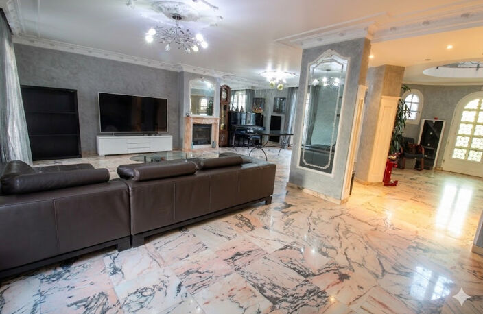 Coup de coeur : Villa familiale d'exception de 210m² - 5 chambres - Piscine -et jardin - Bron Les Genets — photo 4