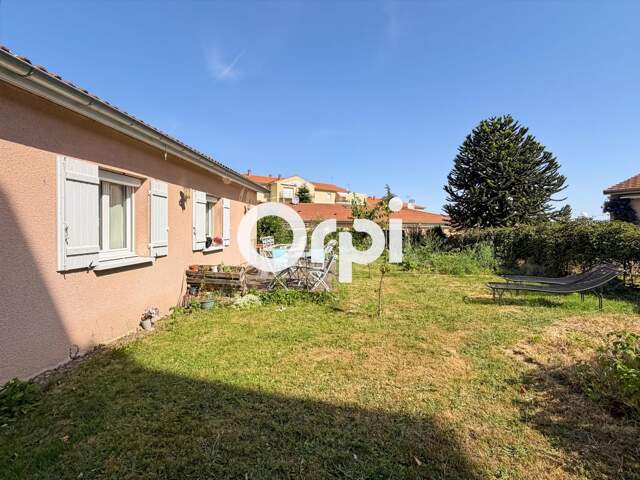 Maison de plain-pied avec terrasse, jardin et garage attenant – À deux pas du centre-ville de Chazelles-sur-Lyon — photo du bien