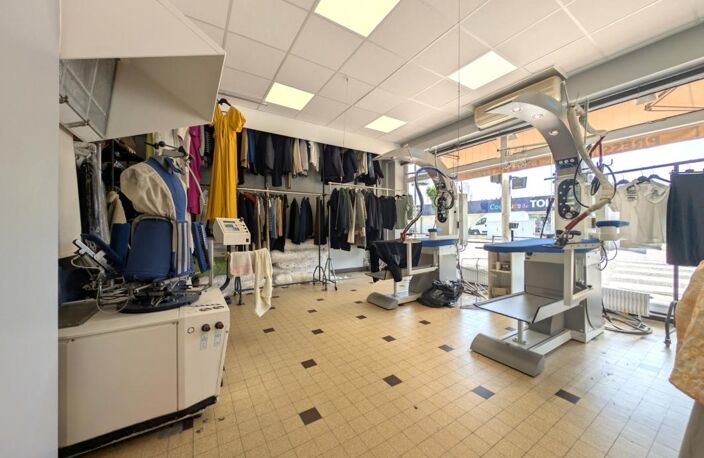 À VENDRE – PRESSING / BLANCHISSERIE – ROANNE CENTRE (42) — photo 2