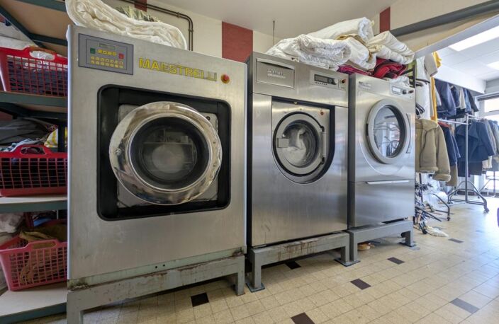 À VENDRE – PRESSING / BLANCHISSERIE – ROANNE CENTRE (42) — photo 3