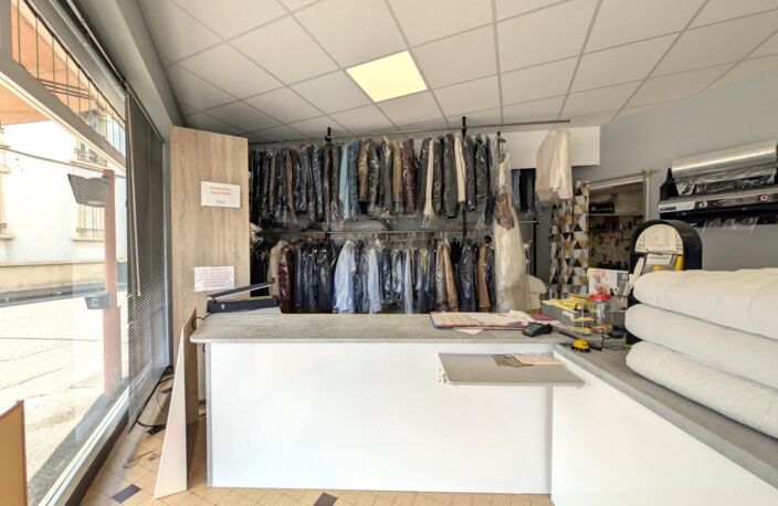 À VENDRE – PRESSING / BLANCHISSERIE – ROANNE CENTRE (42) — photo 4