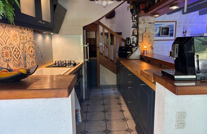Maison en pierre , pleine de charme - 3 Chambres et mezzanine - COURNON — photo 3