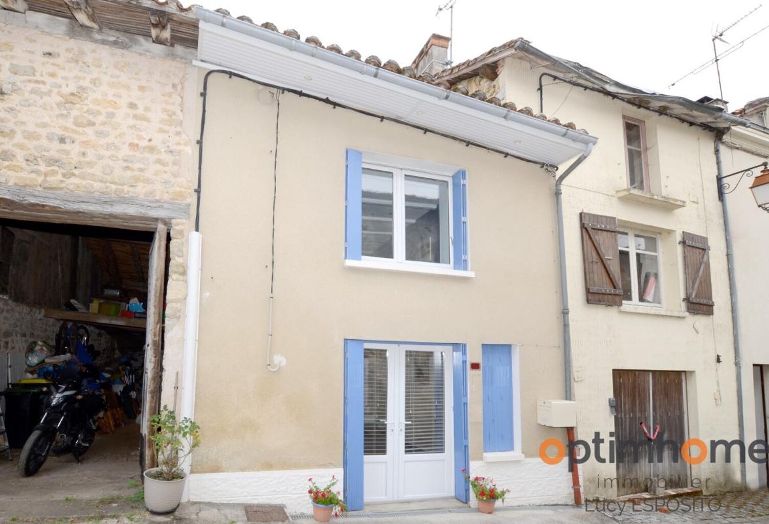   Charmante maison de village aux volets bleus au cœur d'Alloue !   — photo 1