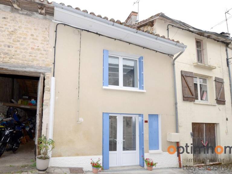   Charmante maison de village aux volets bleus au cœur d'Alloue !   — photo 1