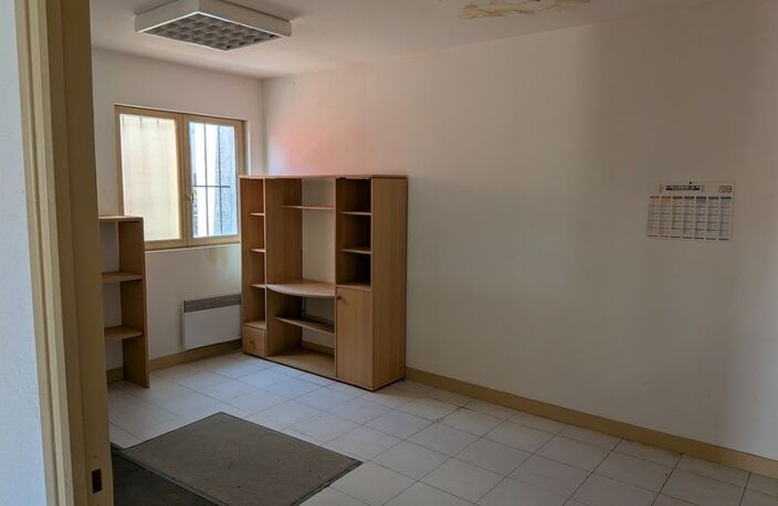 Entrepôt plus bureaux, 400 m² de surface couverte — photo 5