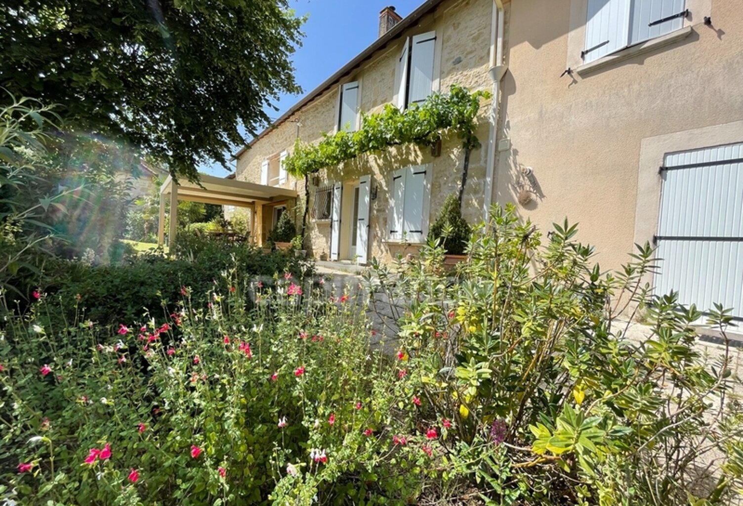 Dpt Dordogne (24), à vendre  maison P8 de 292,68 m² - Terrain de 1 777,00 m² — photo 1