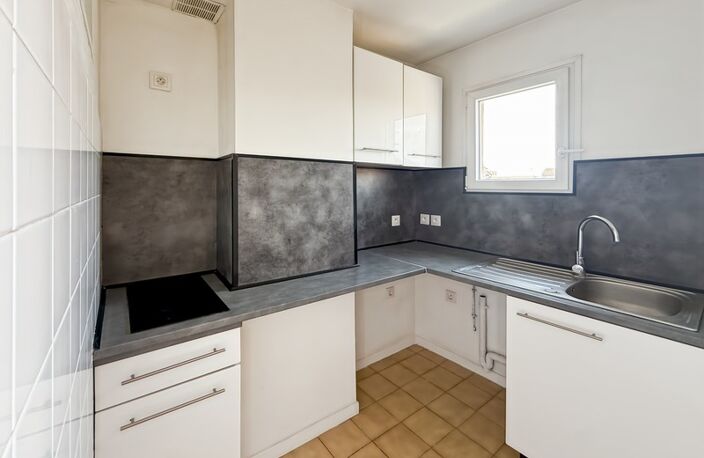 Idéal investisseur – Lumineux T1 bis de 49 m² – Bordeaux Capucins / Victoire — photo 4