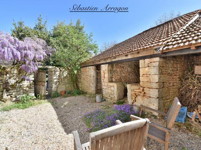 Maison en pierre au cœur d’un village du Lot, entre charme, calme et nature — photo du bien