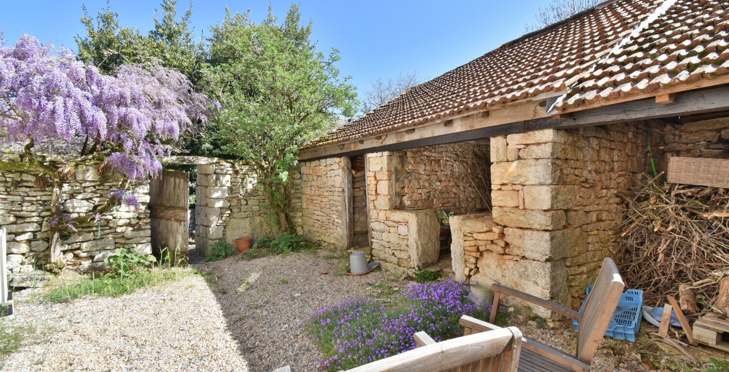 Maison en pierre au cœur d’un village du Lot, entre charme, calme et nature — photo 1