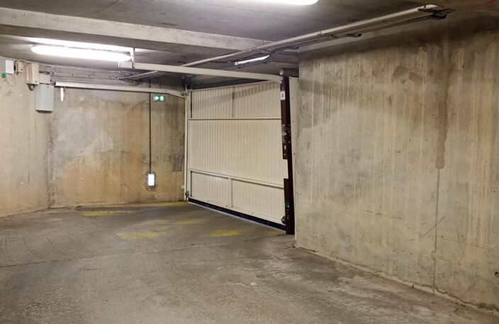 Garage box sécurisé à louer à Caluire-et-Cuire — photo 2