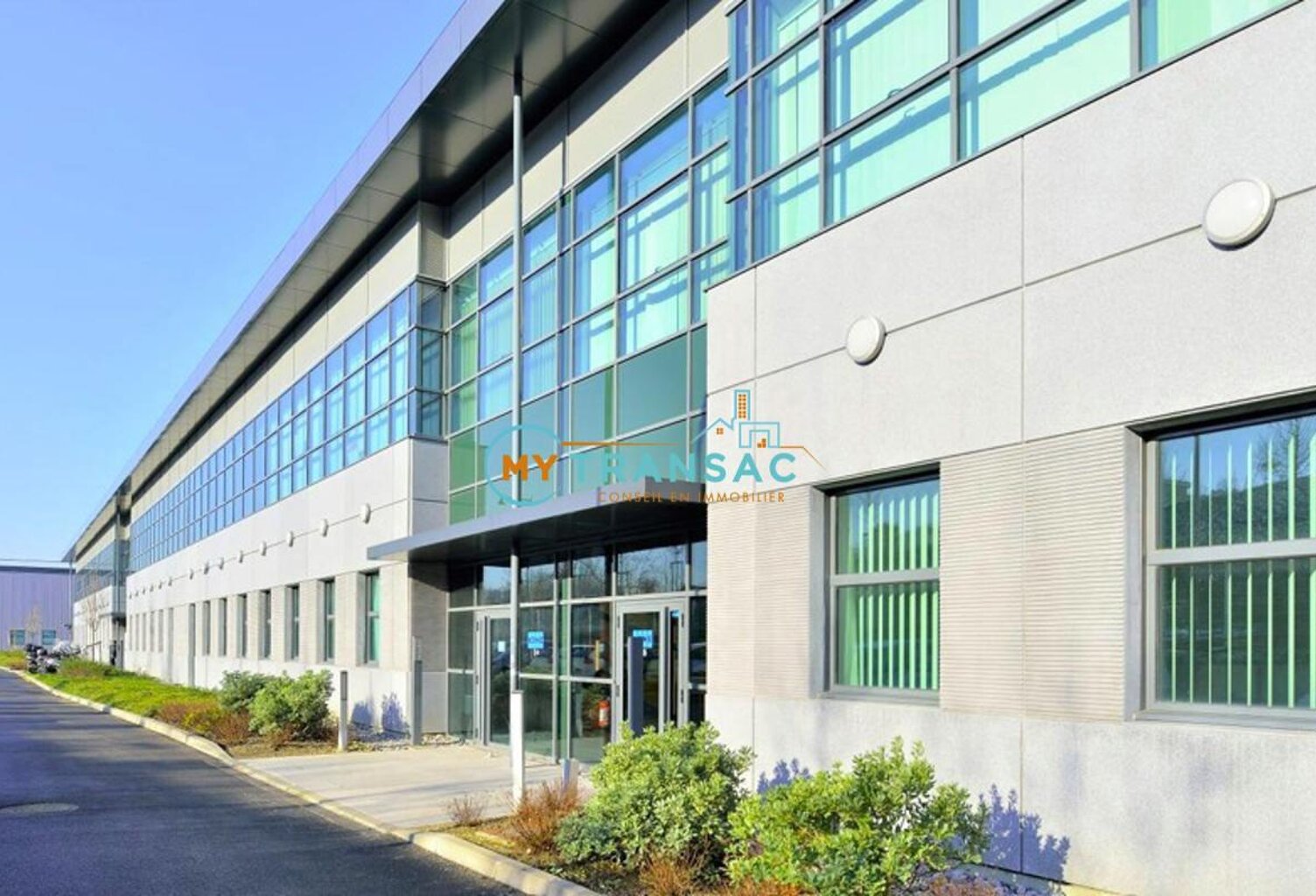 My Transac vous propose à Noisy le Sec un local d'activité et bureaux de 990m² à proximité immédiate des transports et autoroutes — photo 1