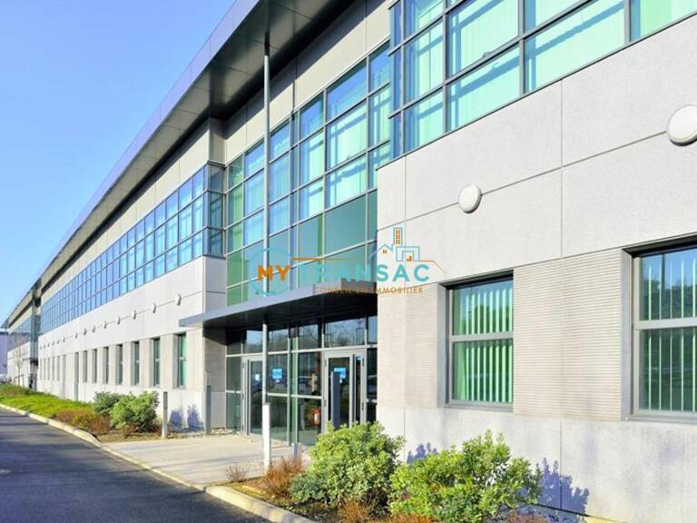 My Transac vous propose à Noisy le Sec un local d'activité et bureaux de 990m² à proximité immédiate des transports et autoroutes — photo 1