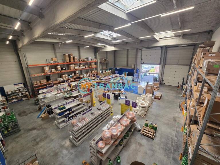 My Transac vous propose à Noisy le Sec un local d'activité et bureaux de 990m² à proximité immédiate des transports et autoroutes — photo 1