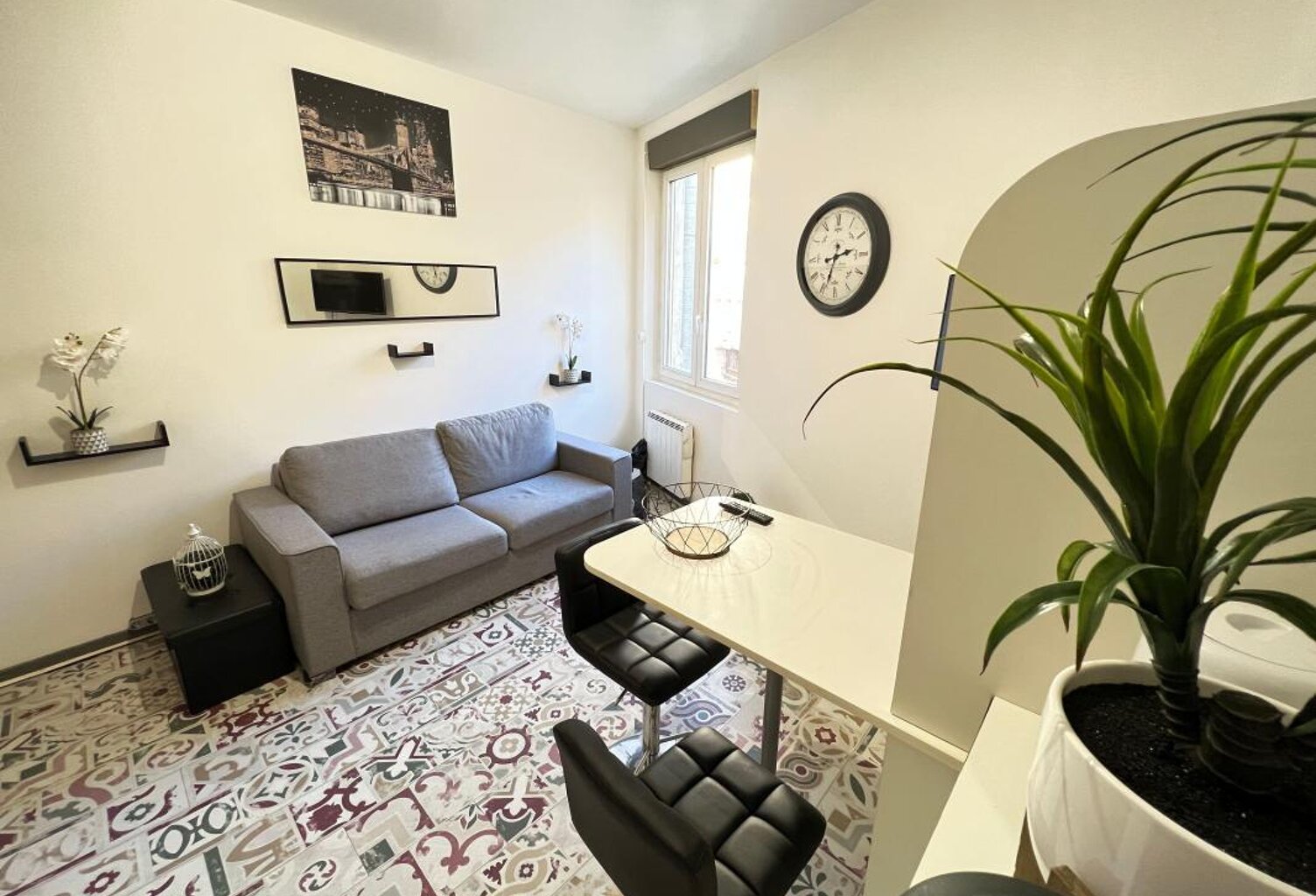 Avignon Intra-Muros- Studio place de l'horloge, 20 m², 2 pièces, Parfait Etat — photo 1