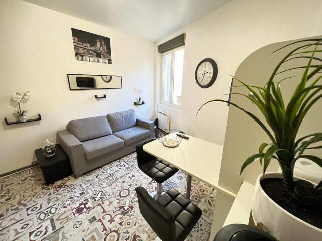 Avignon Intra-Muros- Studio place de l'horloge, 20 m², 2 pièces, Parfait Etat — photo du bien