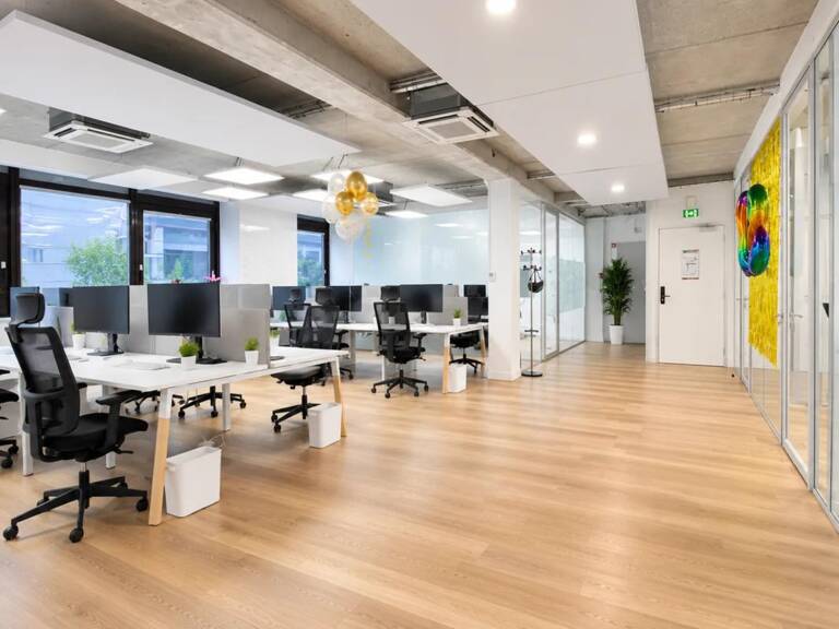 À 50m du centre commercial Les Passages, cinéma, commerces..., Plateau de bureaux de 177 m² : immeuble moderne, sécurisé, lumineux, cuisine aménagée, climatisation, fibre optique — photo 1