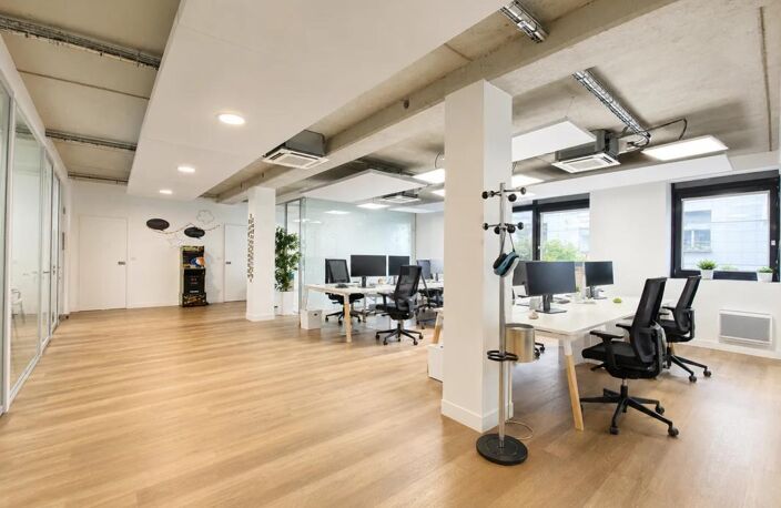 À 50m du centre commercial Les Passages, cinéma, commerces..., Plateau de bureaux de 177 m² : immeuble moderne, sécurisé, lumineux, cuisine aménagée, climatisation, fibre optique — photo 2