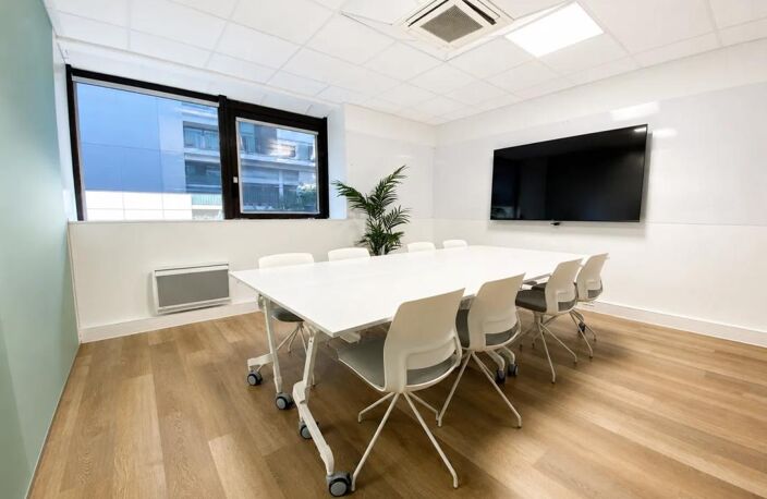 À 50m du centre commercial Les Passages, cinéma, commerces..., Plateau de bureaux de 177 m² : immeuble moderne, sécurisé, lumineux, cuisine aménagée, climatisation, fibre optique — photo 5