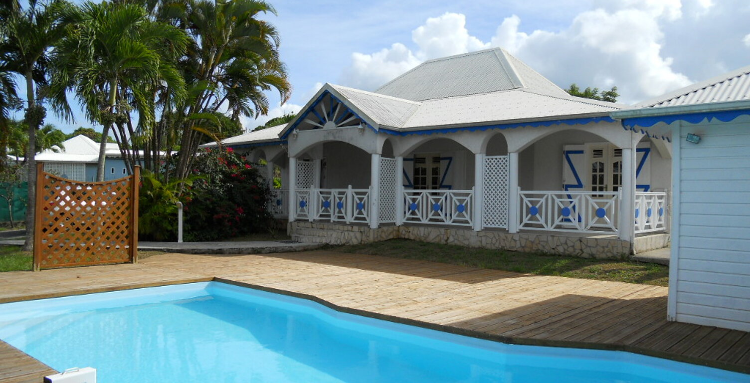 Villa spacieuse de type F6 avec piscine, située dans quartier paisible — photo 1