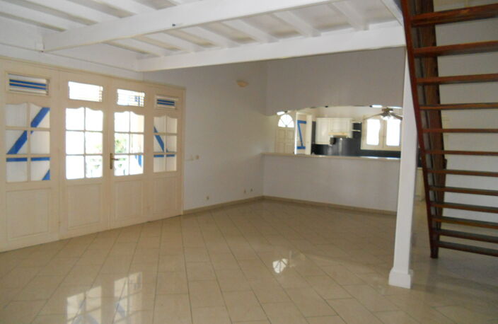 Villa spacieuse de type F6 avec piscine, située dans quartier paisible — photo 4