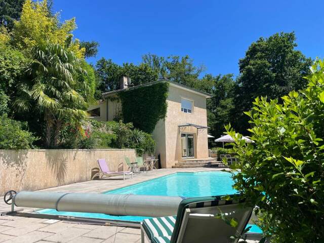 Villa avec piscine et parc arboré — photo du bien