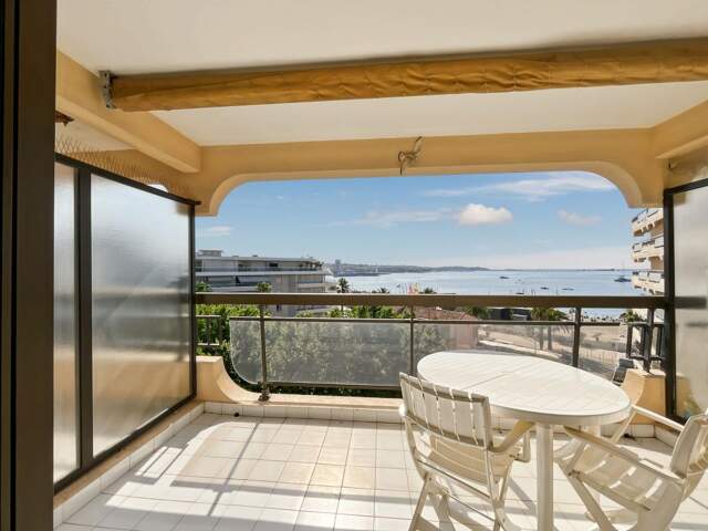 FREJUS PLAGE Appartement À Vendre studio 27 m² vue mer — photo du bien