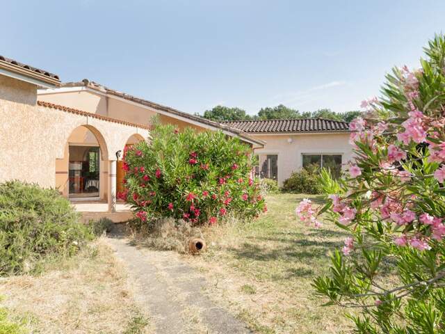 Maison T4 de 160m² à Bouloc – Pièce de vie 76m², terrain 2800m² au calme — photo du bien