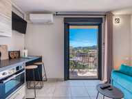 Studio rénové avec terrasse à vendre -Centre-ville Lavandou- Plage et commerces à pied — photo 2
