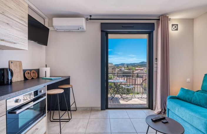 Studio rénové avec terrasse à vendre -Centre-ville Lavandou- Plage et commerces à pied — photo 2