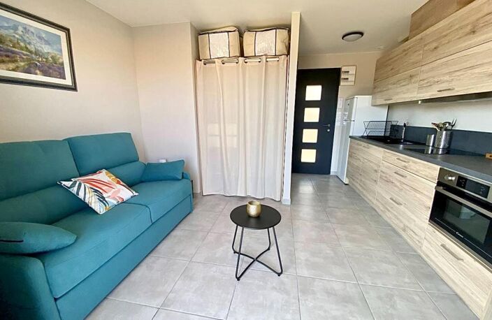 Studio rénové avec terrasse à vendre -Centre-ville Lavandou- Plage et commerces à pied — photo 4