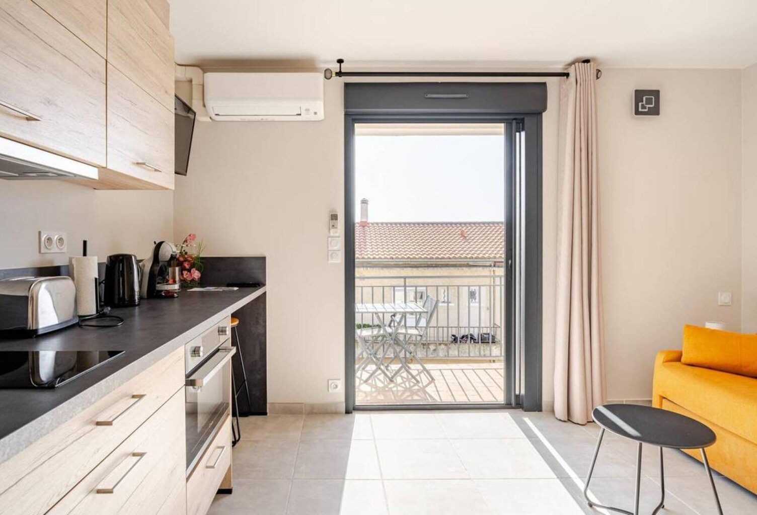 Studio rénové avec terrasse à vendre - Centre-ville Lavandou- Plage et commerces à pied — photo 1