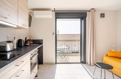 Studio rénové avec terrasse à vendre - Centre-ville Lavandou- Plage et commerces à pied — photo du bien
