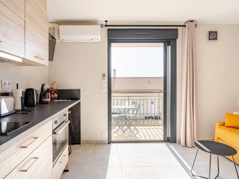 Studio rénové avec terrasse à vendre - Centre-ville Lavandou- Plage et commerces à pied — photo 1
