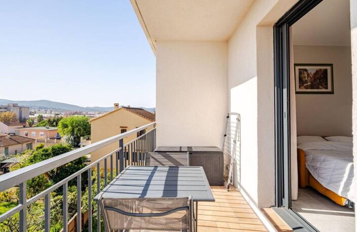 Studio rénové avec terrasse à vendre - Centre-ville Lavandou- Plage et commerces à pied — photo 2