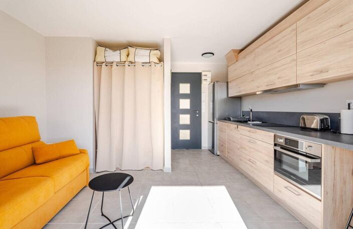 Studio rénové avec terrasse à vendre - Centre-ville Lavandou- Plage et commerces à pied — photo 3